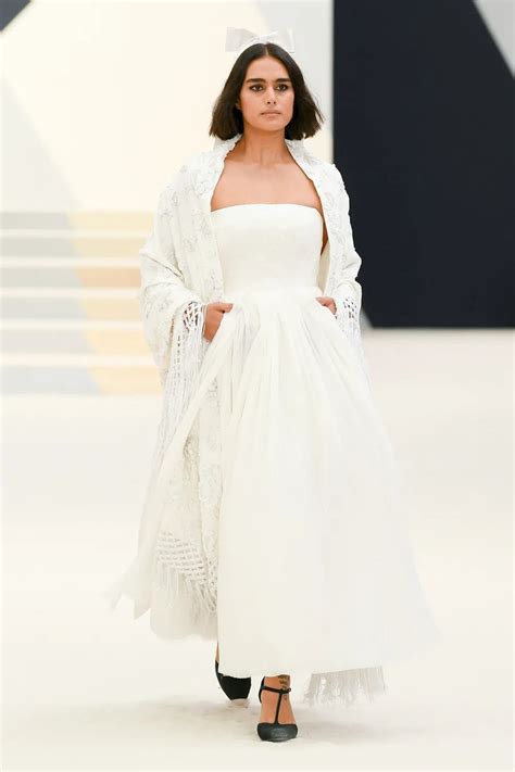 abiti da sposa chanel 2022|Chanel: i look e gli abiti da sposa alla sfilata haute couture .